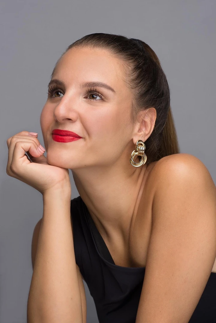 Oroszi Viki, sminkes és pillás